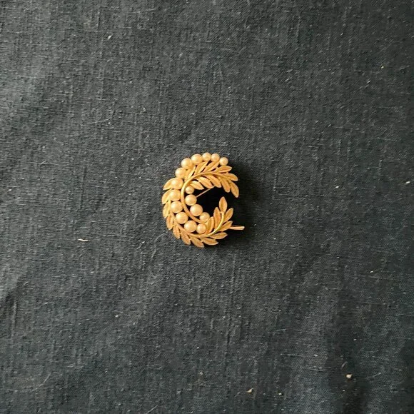 Vintage Gold Tone Laural Leaves/Pearl Pin - Picture 4 of 4